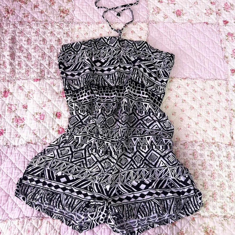✿ super cute y2k black & white designed halter top w/ shorts!!